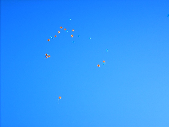Zur Eröffnung flogen Luftballons in unseren Jubi-Farben davon.
